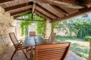 Traditionelle Steinvilla mit privatem Garten